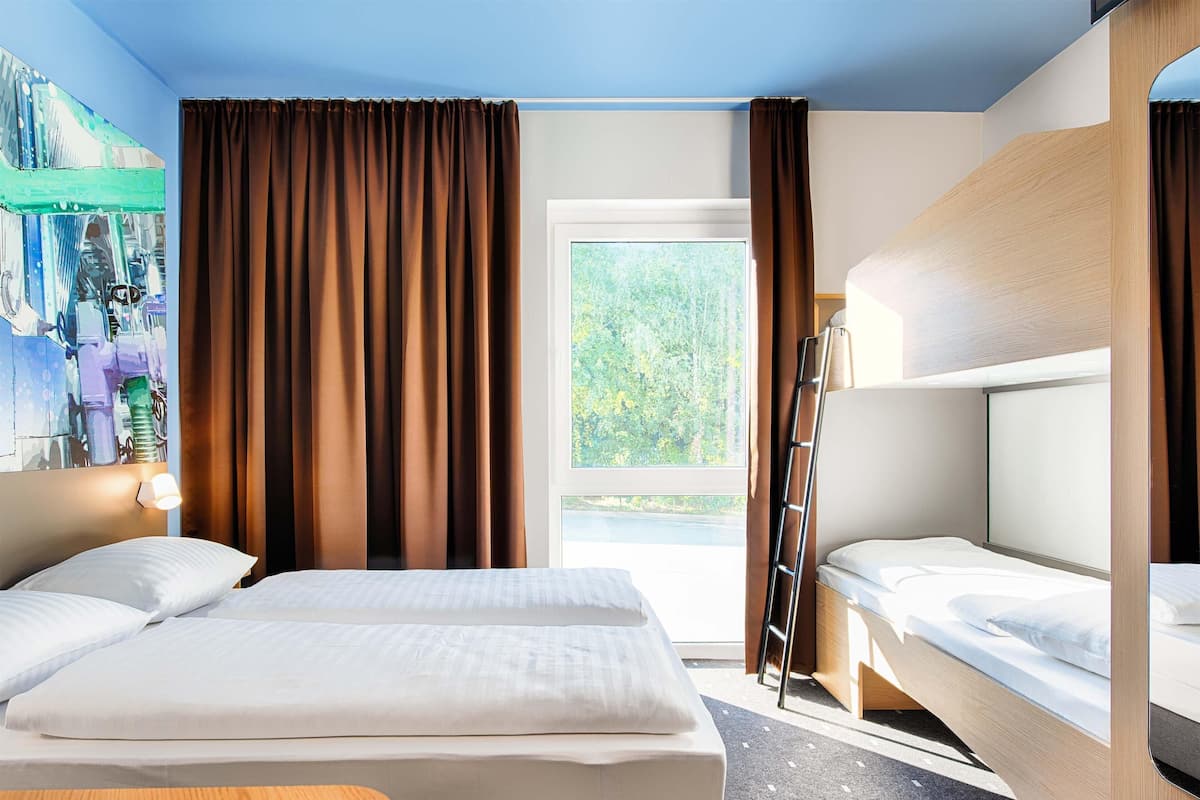 Vierbettzimmer | Schreibtisch, laptopgeeigneter Arbeitsplatz, schallisolierte Zimmer