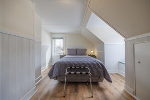 4 chambres, bureau, fer et planche à repasser, lit parapluie