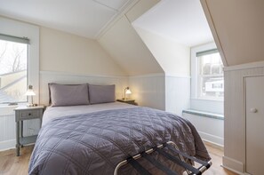 4 habitaciones, escritorio y tabla de planchar con plancha 