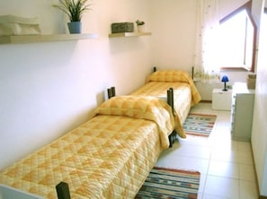 2 quartos, ferros/tábuas de passar roupa, roupa de cama