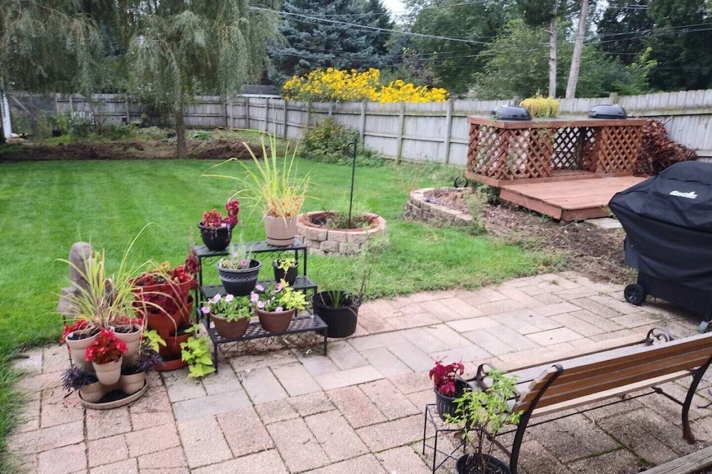 Quaint Charming updated home by Downtown McHenry Dog friendly