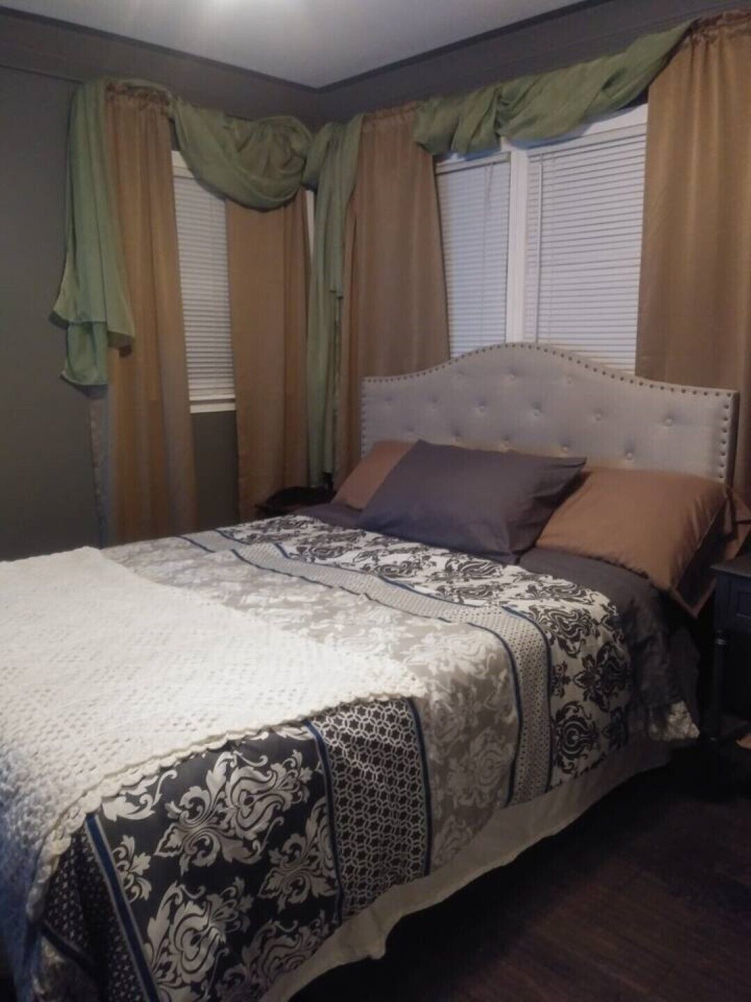 Quaint Charming updated home by Downtown McHenry Dog friendly