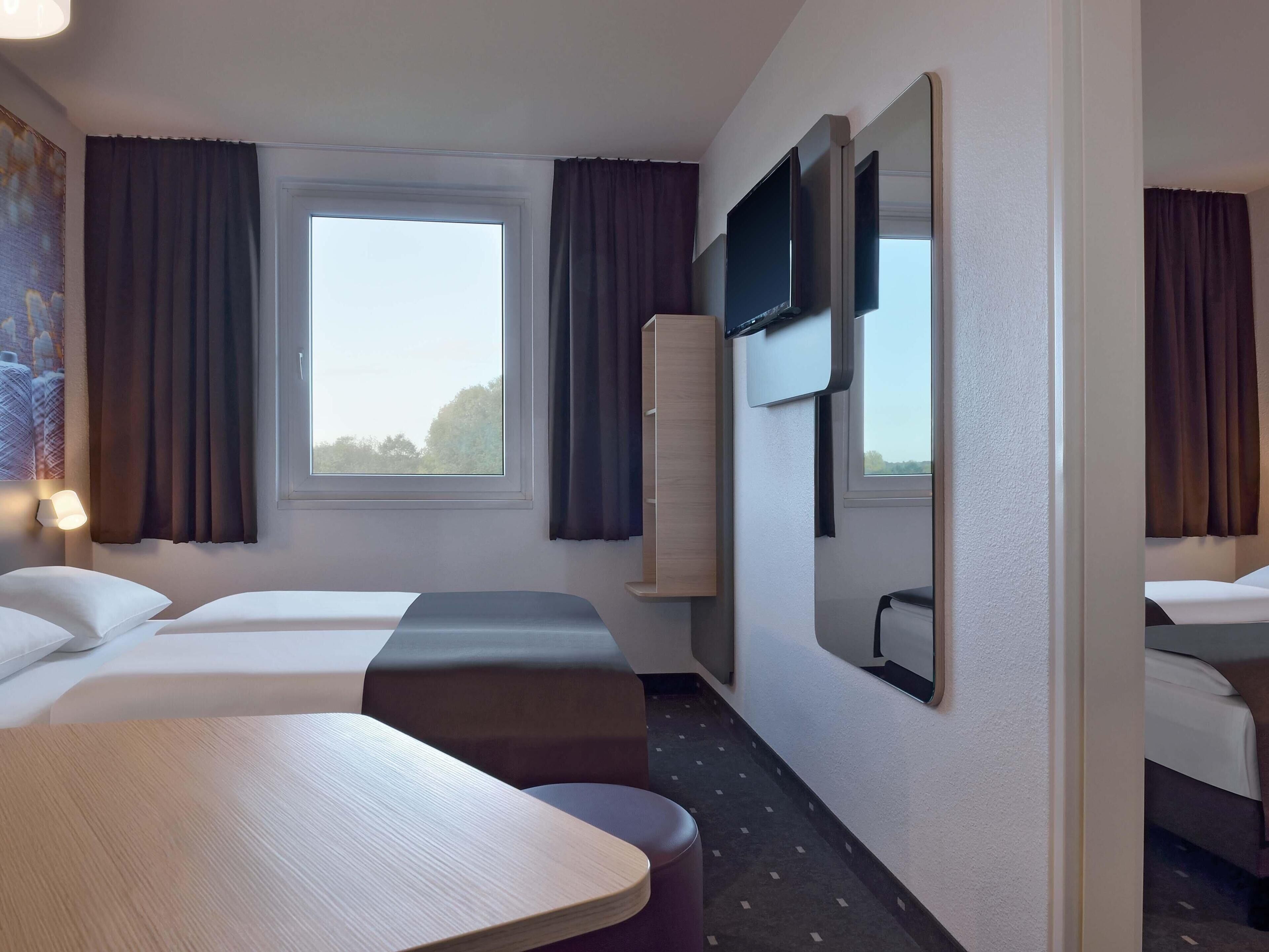 Desk, soundproofing, free WiFi, bed sheets