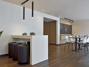 Desk, soundproofing, free WiFi, bed sheets - B&B Hotel Düsseldorf-Ratingen (Ratingen)