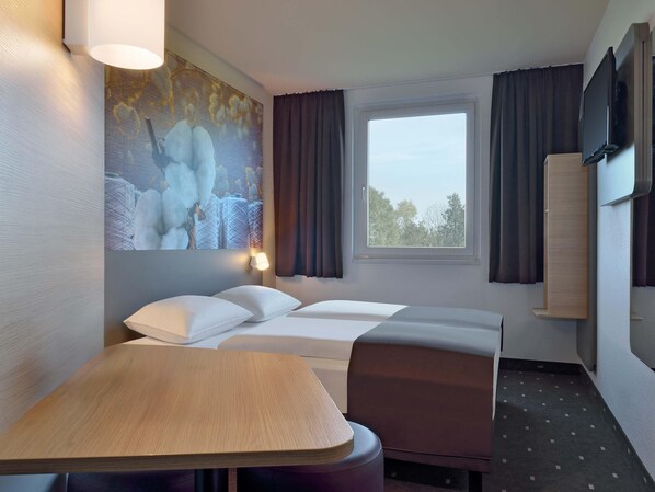 Kahden hengen huone | Työpöytä, äänieristys, ilmainen Wi-Fi, vuodevaatteet