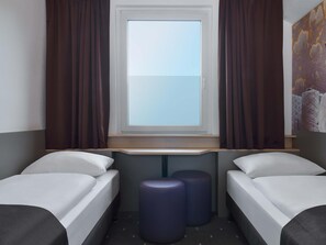 Shower, hair dryer, towels - B&B Hotel Düsseldorf-Ratingen (Ratingen)