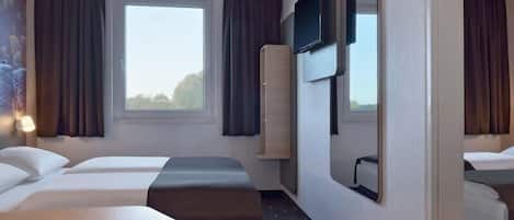Desk, soundproofing, WiFi (free), bed sheets