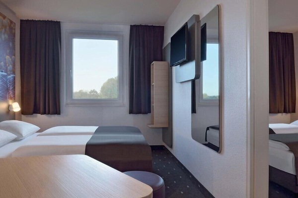 Desk, soundproofing, WiFi (free), bed sheets