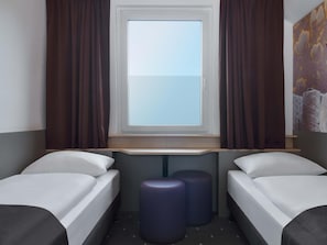 Shower, hair dryer, towels - B&B Hotel Düsseldorf-Ratingen (Ratingen)