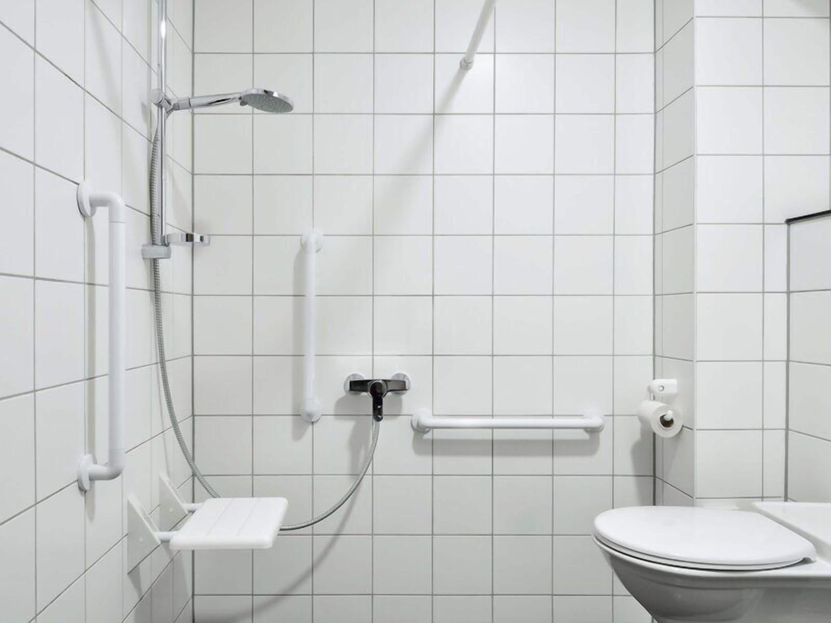 Douche, sèche-cheveux, serviettes fournies