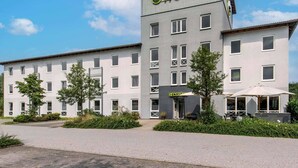 A modern hotel building with a flat roof, multiple windows, and a reception area. - B&B Hotel Schweinfurt-Süd (Schweinfurt)