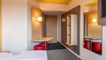 Zweibettzimmer | Schreibtisch, schallisolierte Zimmer, kostenloses WLAN, Bettwäsche