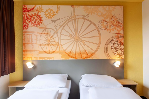 Twin Room | Desk, soundproofing, WiFi (free), bed sheets