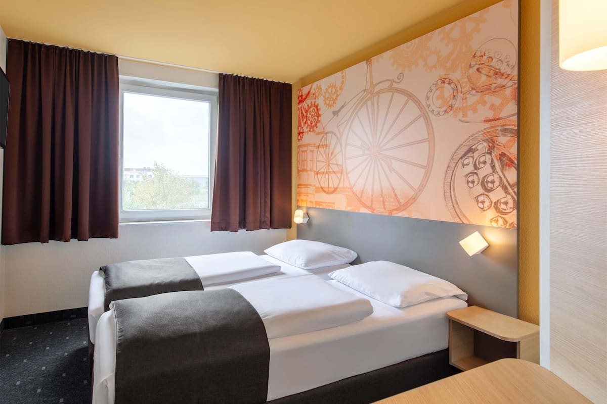 twin room | desk, soundproofing, free wifi, bed sheets