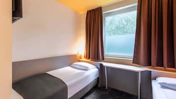 Escritorio, sistema de insonorización, wifi gratis y ropa de cama