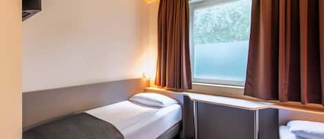 Desk, soundproofing, free WiFi, bed sheets