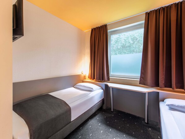 Desk, soundproofing, free WiFi, bed sheets