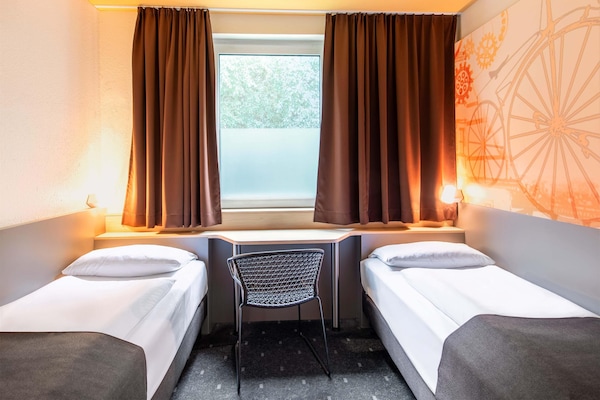 Desk, soundproofing, free WiFi, bed sheets