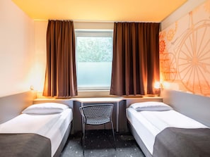 Desk, soundproofing, free WiFi, bed sheets