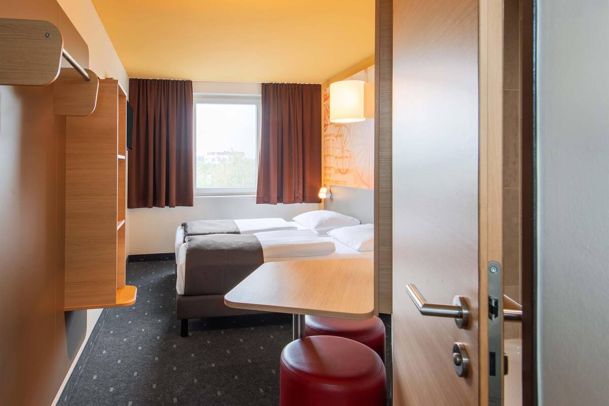 twin room | desk, soundproofing, free wifi, bed sheets