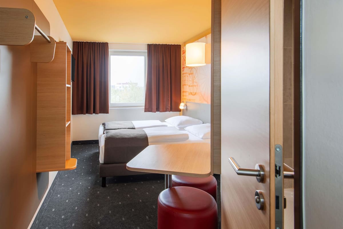 Twin Room | Desk, soundproofing, free WiFi, bed sheets