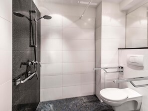 Shower, hair dryer, towels - B&B Hotel Schweinfurt-Süd (Schweinfurt)