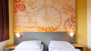 Zweibettzimmer | Schreibtisch, schallisolierte Zimmer, kostenloses WLAN, Bettwäsche