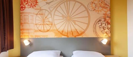 Twin Room | Desk, soundproofing, WiFi (free), bed sheets