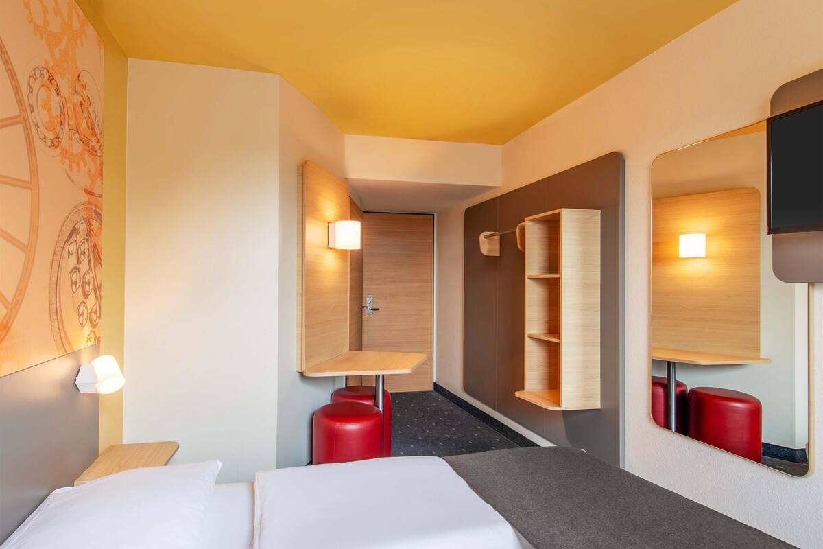 double room | desk, soundproofing, free wifi, bed sheets