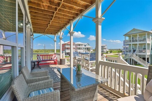 Memorial Day is now available! Wrap around decks w/gulf views! Dogs welcome!