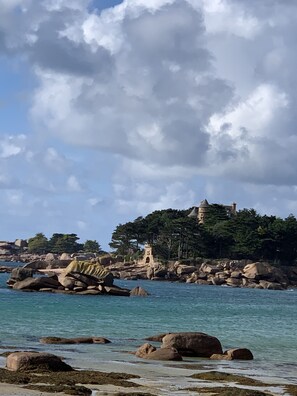 Una playa cerca, sillas reclinables de playa