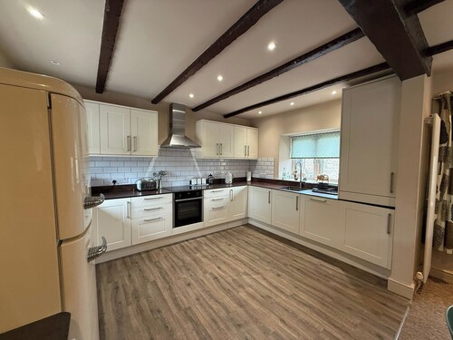 4 Bed - Historic Inn & Cider Pub - Free Parking