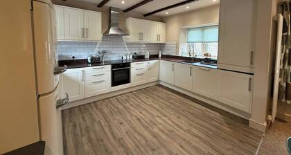 4 Bed - Historic Inn & Cider Pub - Free Parking