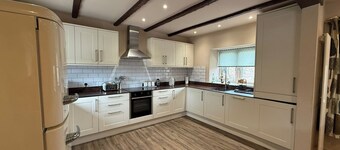 4 Bed - Historic Inn & Cider Pub - Free Parking