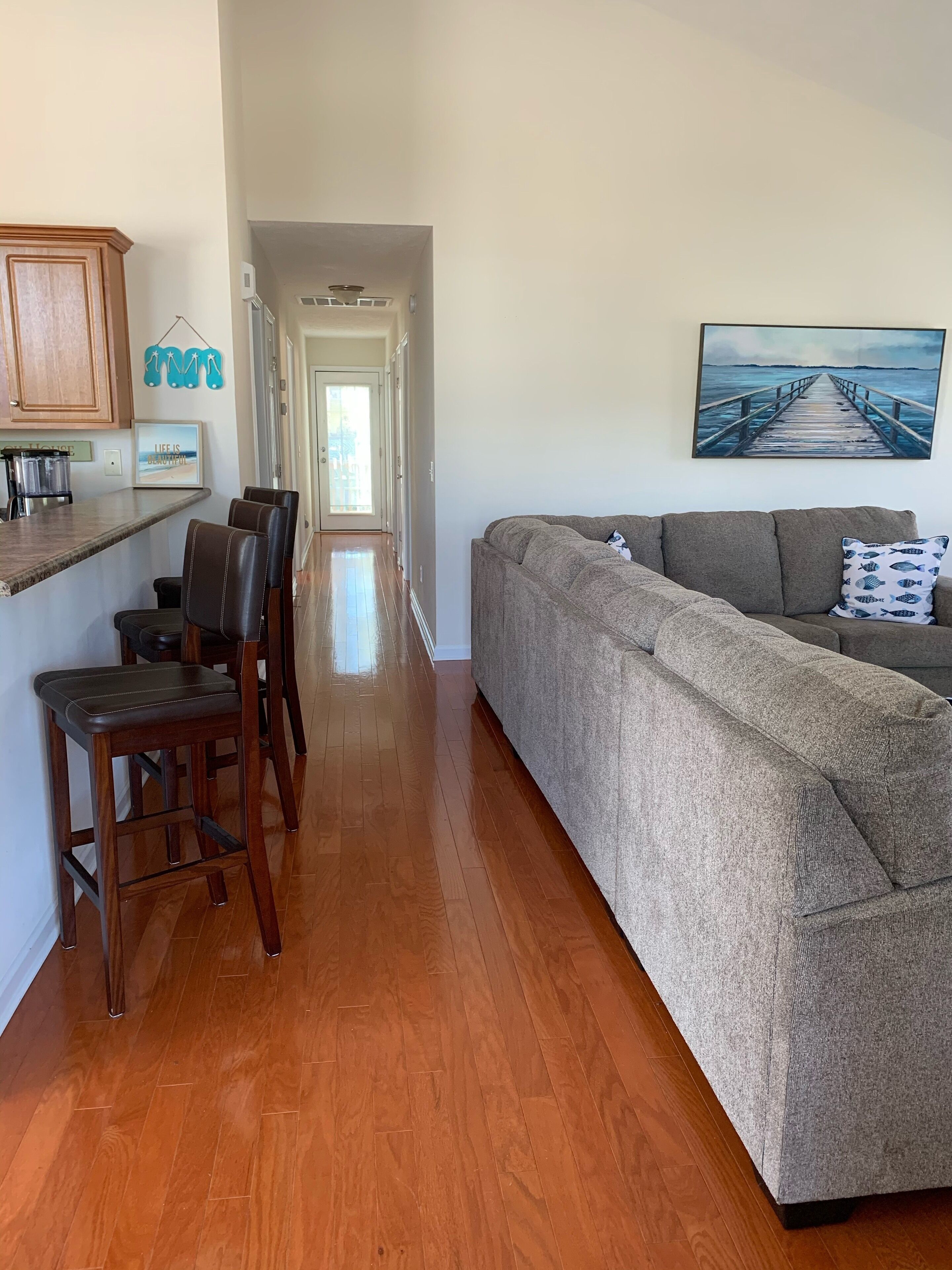 Spacious 3 bedroom, 2 bathroom home located in 1.5 miles from Carolina Beach☀️