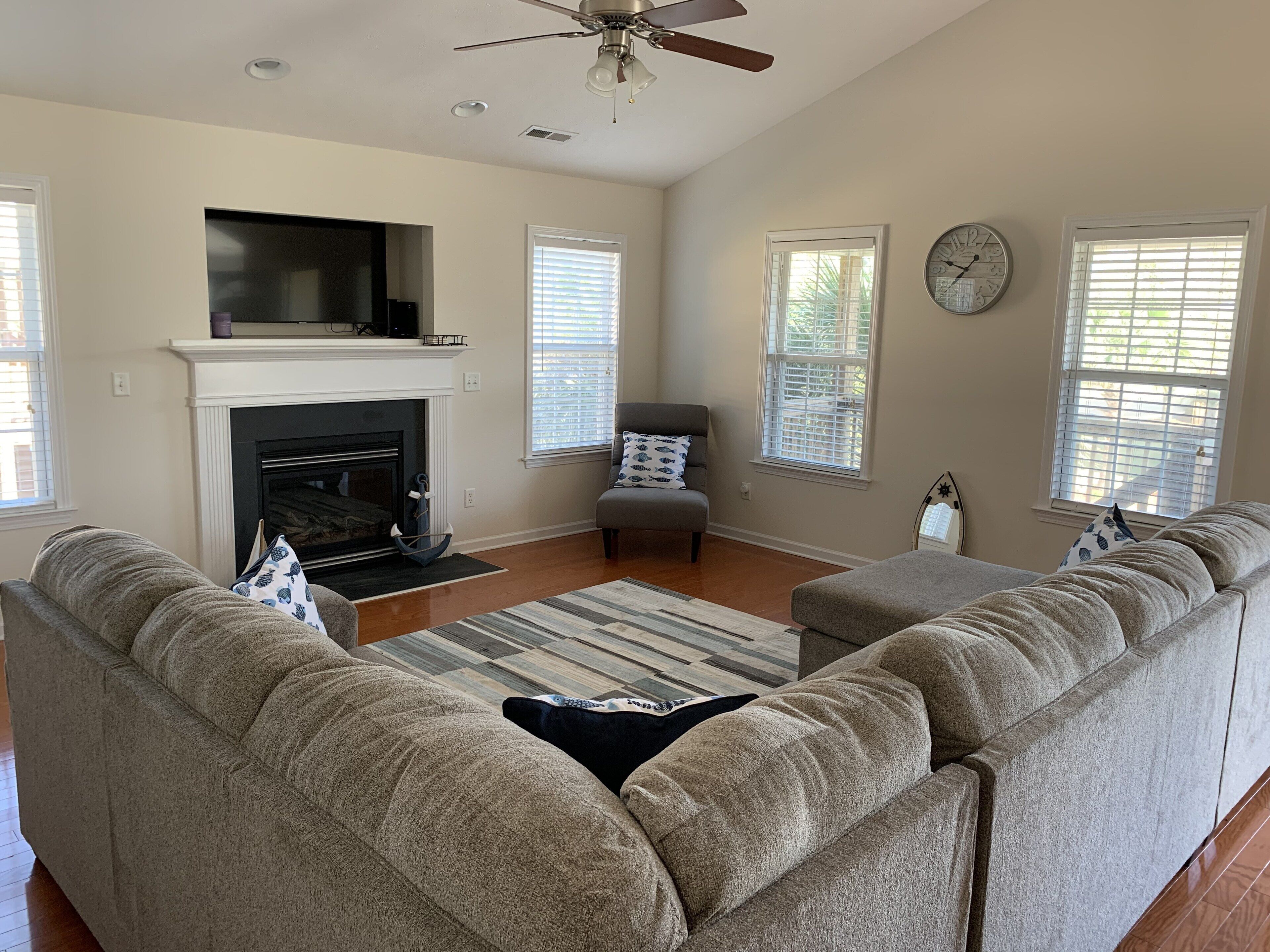 Spacious 3 bedroom, 2 bathroom home located in 1.5 miles from Carolina Beach☀️