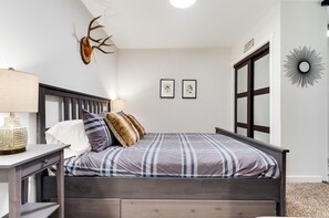 1 chambre, bureau, fer et planche à repasser, lit parapluie