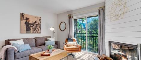 Televisio, takka, työhuone