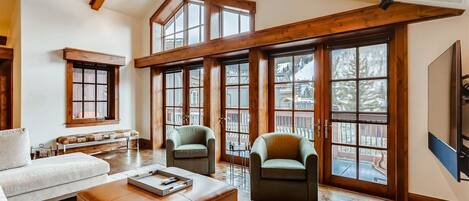 House | Living room | Flat-screen TV, fireplace