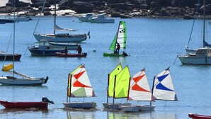 A marina with various sailboats and a windsurfing board. - Maison des dunes, panoramic sea view and waterfront - bikes, paddles (Plouescat)