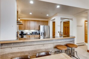 House | Private kitchen | Fridge, microwave, dishwasher, coffee/tea maker - 1-brookside 307 (Avon)