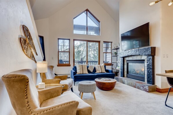 House | Living room | Flat-screen TV, fireplace - 1-brookside 307 (Avon)