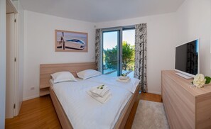 5 bedrooms, iron/ironing board, WiFi, bed sheets