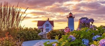 Cozy Cottage with a Bubbly Hot Tub by "Nubble" Lighthouse 