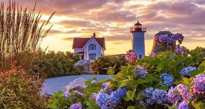 Cozy Cottage with a Bubbly Hot Tub by "Nubble" Lighthouse