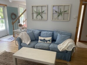 Smart TV, chimenea, libros y impresora 