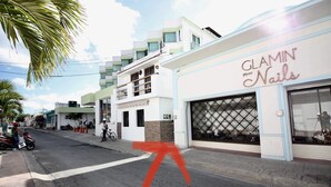 A street view with a building labeled "GLAMIN your Nails". - Apartment half a block from the sea (San Miguel de Cozumel)