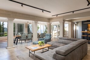 TV, stereo - Luxury Beachfront Villa Dubrovnik Palace w/private pool and jacuzzi in Dubrovnik (Dubrovnik)