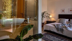 6 bedrooms, iron/ironing board, free WiFi, bed sheets