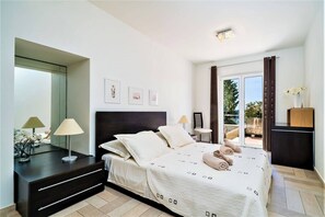 6 chambres, fer et planche à repasser, Wi-Fi, draps fournis